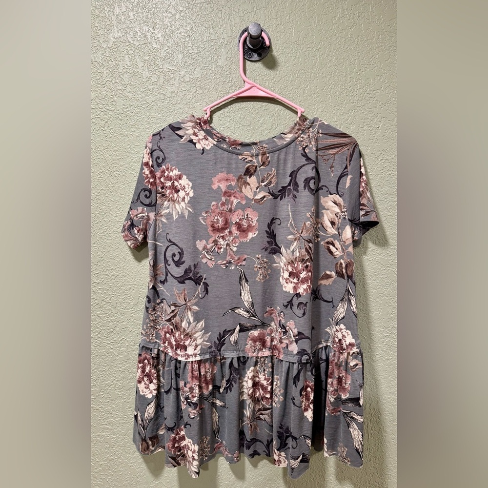 Wishlist Gray Floral Short Sleeve Top NWT Size S - Picture 3 of 3